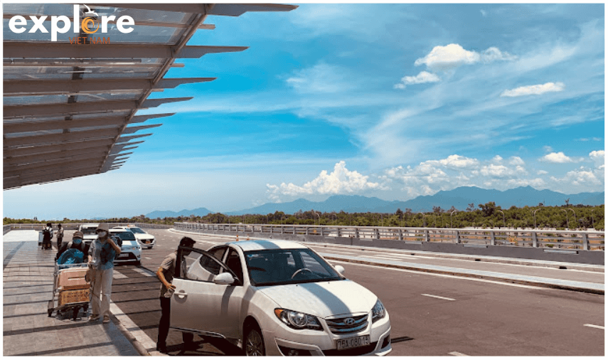 Xe của Explore Car chỗ đón khách từ sân bay đi Đông Hà giữa trưa