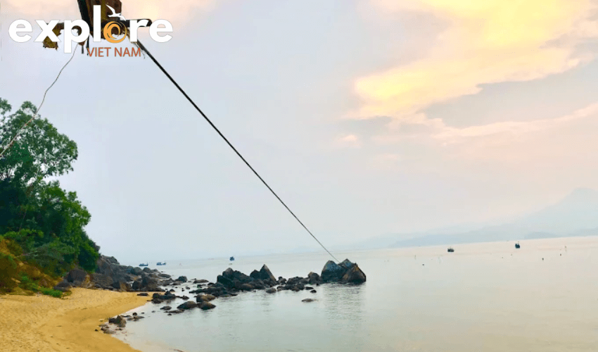 Tham gia đu dây zipline trên Bãi Cát Vàng